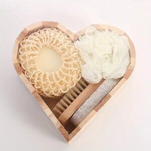 1 Boxed Medium Heart-Shaped Nail Brush Set